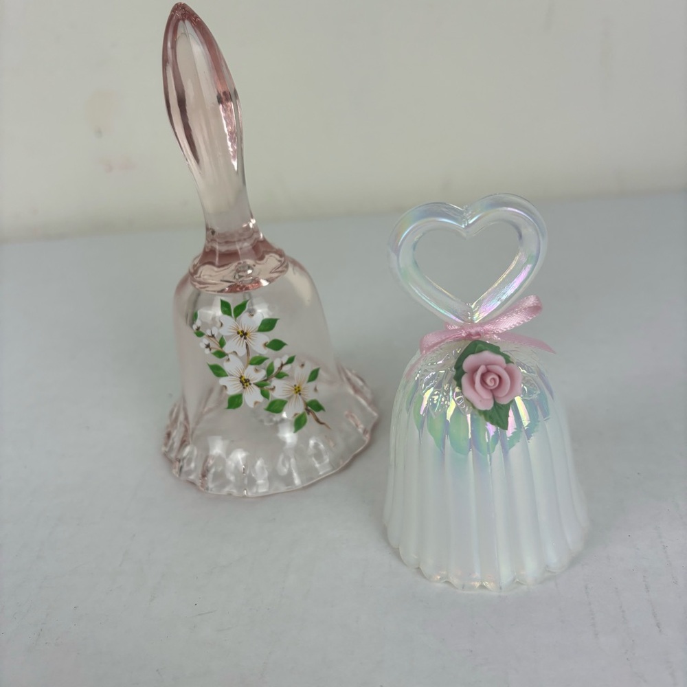 Vintage 2-pc Art glass bells-collectible/Fenton